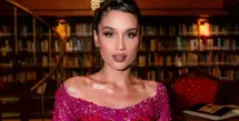 Dalam sebuah pemotretan eksklusif, Cinta mengenakan kebaya modern yang memancarkan kekuatan perempuan Indonesia masa kini yang elegan, percaya diri, dan penuh pesona. [@philipekarunia].