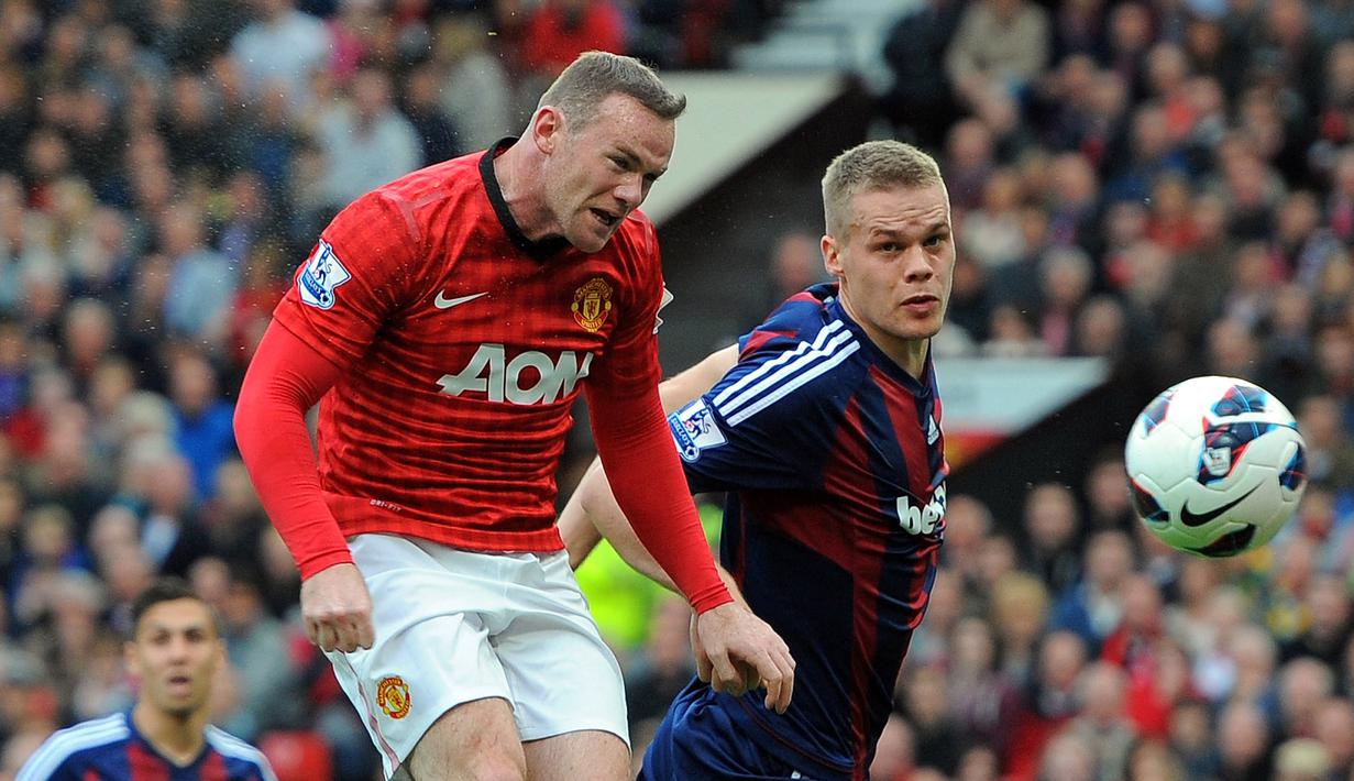 Dalam pertandingan yang sama Wayne Rooney menyundul tendangan bebas Charlie Adam sehingga bola masuk ke gawangnya sendiri untuk memberi Stoke keunggulan pada menit ke-11. (AFP/Andrew Yates)