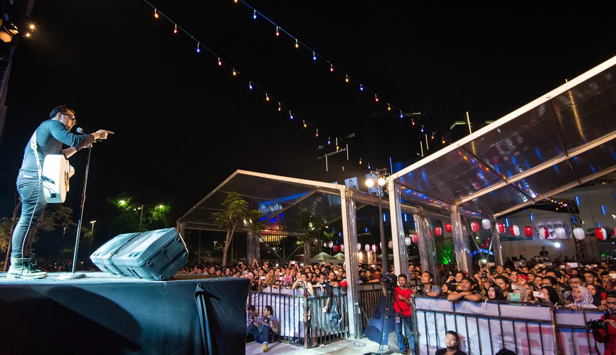 David vokalis juga sering membawakan guyonan pada fans setianya. (Dezmond Manullang/Bintang.com)