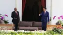 Presiden Jokowi mempersilahkan Presiden Republik Afrika Selatan Jacob Zuma saat melakukan pertemuan di Istana Merdeka Jakarta, Rabu (8/3). (Liputan6.com/Angga Yuniar)