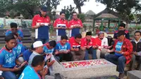 Manajemen dan pemain Arema Indonesia saat berziarah ke makam pendiri Arema, Lucky Zaenal. (Bola.com/Iwan Setiawan)