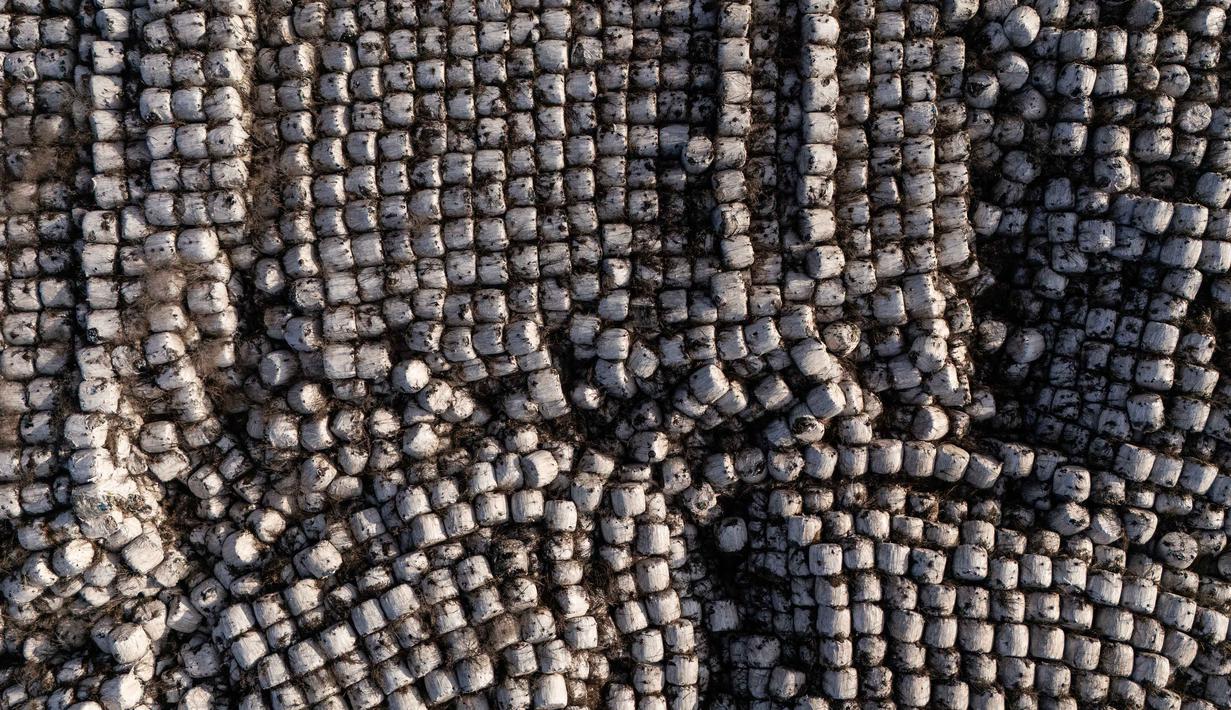 Mengingat Corfu menghasilkan sampah jauh lebih banyak daripada yang dapat diserapnya saat ini, kebutuhan akan sistem daur ulang terpadu menjadi sangat penting. Tampak dalam sebuah foto udara memperlihatkan ratusan bal-bal sampah yang dibungkus plastik disimpan di samping pabrik daur ulang di kota Pulau Corfu pada 15 Oktober 2025. (Angelos TZORTZINIS/AFP)