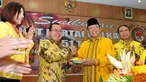 Ketum Partai Golkar versi Munas Ancol, Agung Laksono memberikan potongan tumpeng kepada Wakil Ketum Partai Golkar Priyo Budi Santoso saat HUT Partai Golkar ke-51 di Kantor DPP Golkar, Jakarta, Selasa (20/10/2015). (Liputan6.com/Andrian M Tunay)