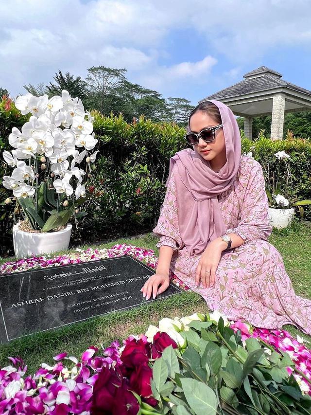 Bunga Citra Lestari alias BCL di Makam Ashraf Sinclair