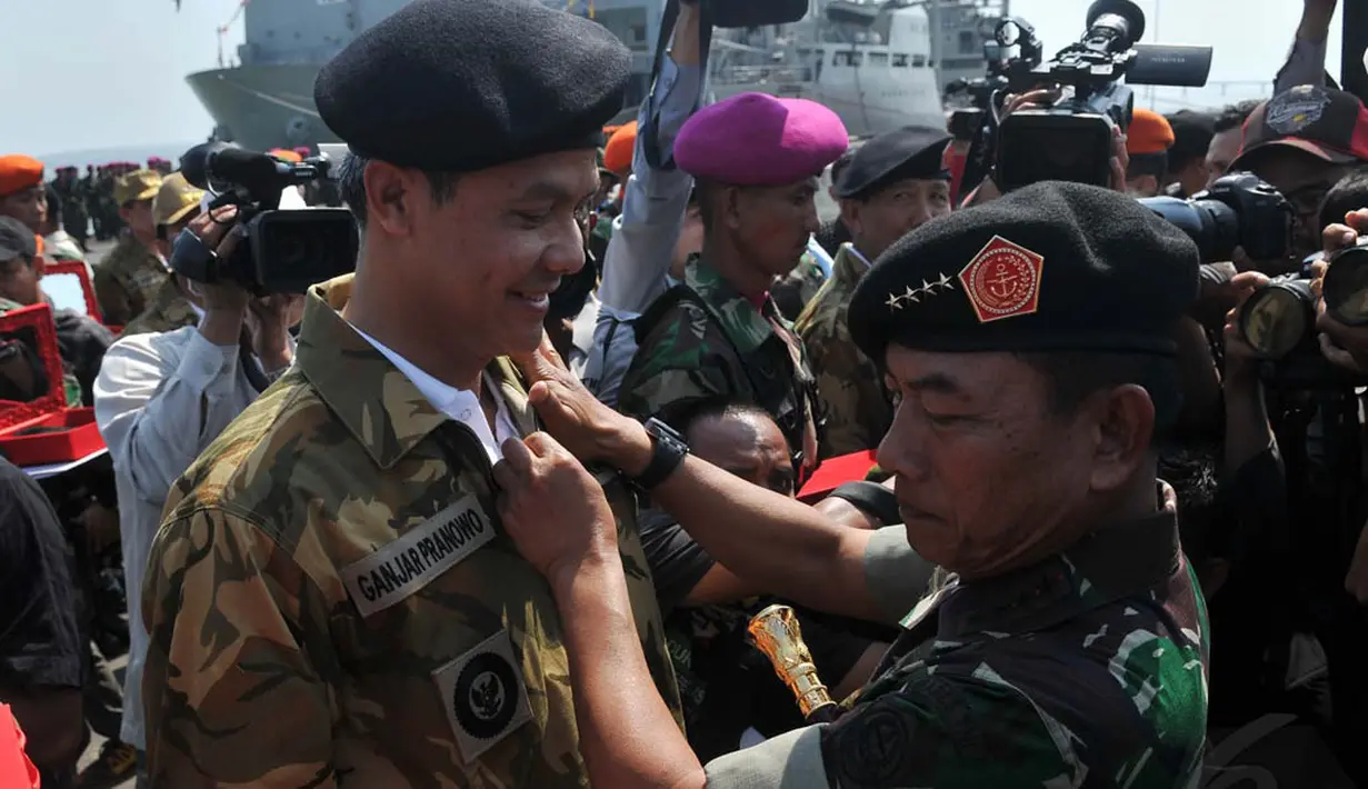 Panglima TNI Jenderal TNI Moeldoko saat memberikan baret TNI berwarna hitam dan brevet berwarna emas, Surabaya, (6/10/14). (Liputan6.com/Johan Tallo)