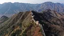 Foto yang diabadikan dari udara pada 30 Oktober 2020 ini menunjukkan pemandangan musim gugur di sepanjang Tembok Besar seksi Taipingzhai di Distrik Jizhou, Tianjin, China utara. (Xinhua/Ma Ping)