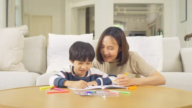 Ajak Si Buah Hati Berkreasi dengan Menggambar, Ternyata Dukung Stimulasi Tumbuh Kembangnya, Lho!