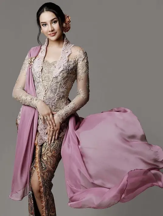 Anya mengenakan kebaya model kutu baru modern yang dirancang oleh desainer ternama Anne Avantie. Kebaya tersebut dipadukan dengan selendang pink di satu sisi tangannya, bros pun menjadi pelengkap penampilannya. Instagram @anyageraldine