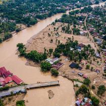 Gambar udara ini menunjukkan jembatan rusak akibat banjir bandang di jalan utama yang menghubungkan Aceh dan Sumatra Utara di Meureudu, Kabupaten Pidie Jaya, Provinsi Aceh, Indonesia pada 28 November 2025. (Chaideer MAHYUDDIN/AFP)