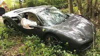 Ferrari 488 GTB ringsek usai kecelakaan. (Carbuzz)