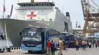 Bus yang akan mengantar pulang 188 ABK World Dream dari Tanjung Priok, Jakarta Utara ke sejumlah wilayah, Sabtu (14/3/2020).(Liputan6.com/ Nanda Perdana Putra)