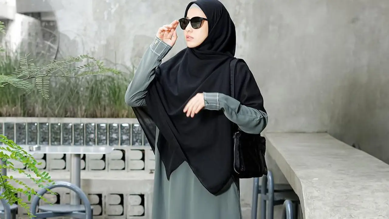Ide Baju Lebaran Syar'i Polos dari Artis Tanah Air