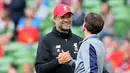 Pelatih Liverpool, Juergen Klopp, bersalaman dengan pelatih Athletic Bilbao, Jose Ziganda, usai  laga persahabatan di Stadion Aviva, Dublin, Sabtu (5/8/2017). Liverpool menang 3-1 atas Athletic Bilbao. (AFP/Paul Faith)