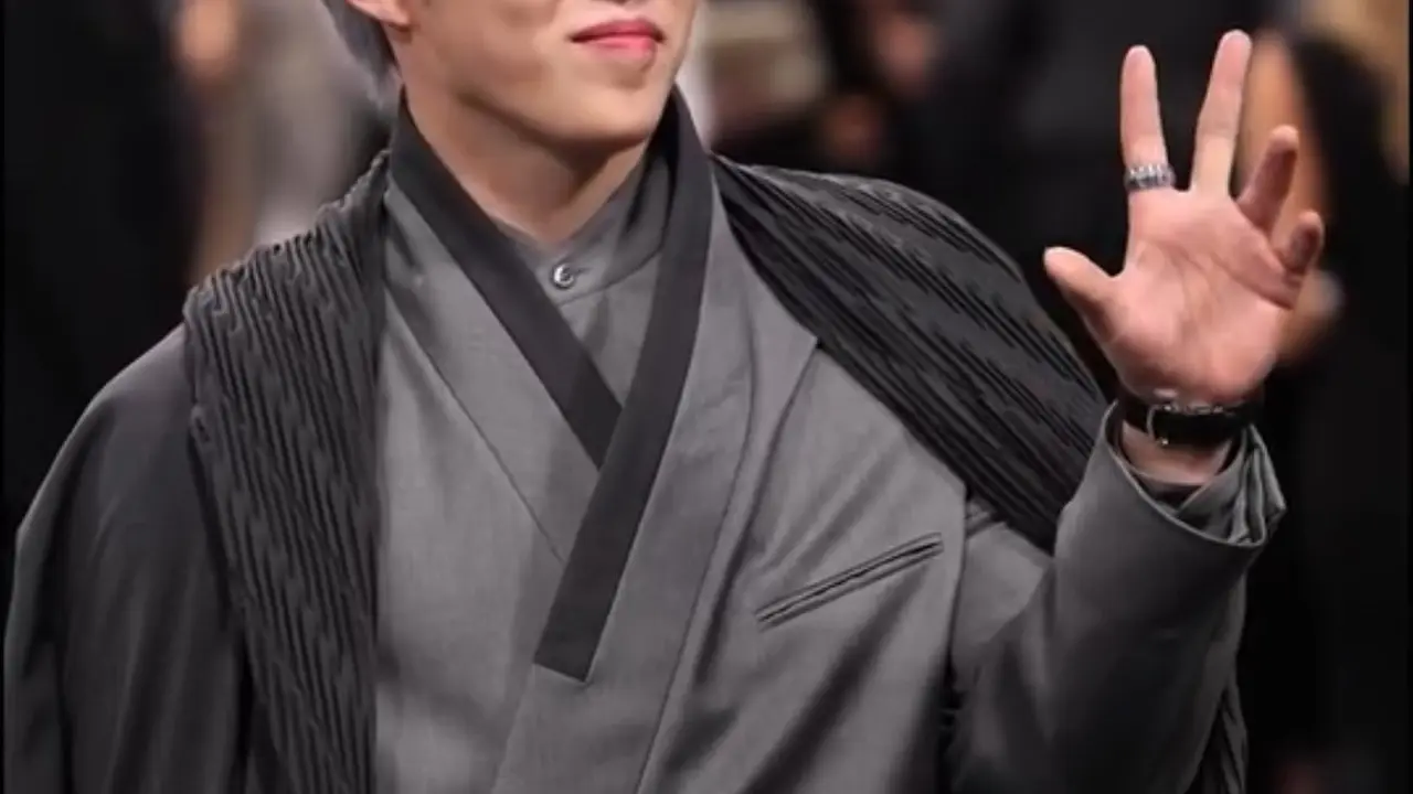 Penampilan Perdana S. Coups Leader Seventeen di Met Gala 2025