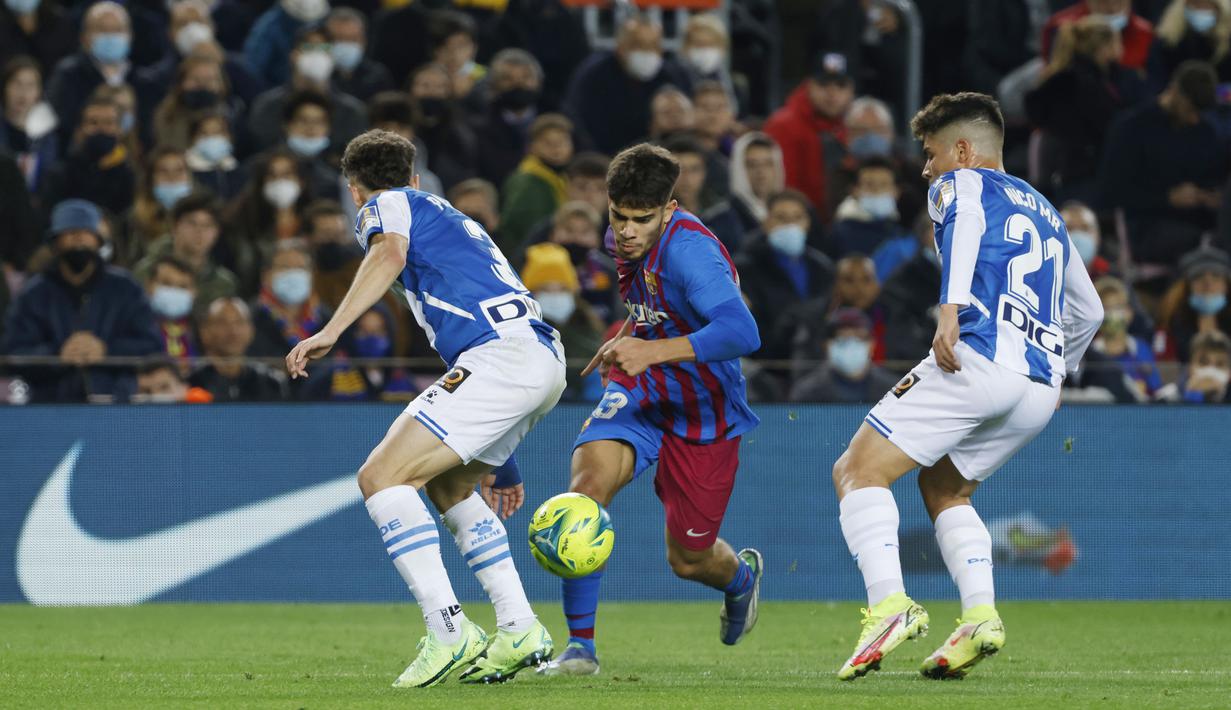 Barcelona sebenarnya mendominasi jalannya pertandingan dengan penguasaan bola mencapai 65 persen, namun disipilinnya barisan pertahanan Espanyol membuat Barca kesulitan mencetak gol. (AP/Joan Monfort)