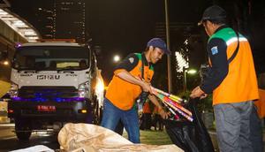 Petugas Dinas Lingkungan Hidup (DLH) DKI Jakarta membersihkan Jalan Jenderal Sudirman dari sampah-sampah sisa perayaan tahun Baru 2025 di Jakarta. (Antara)