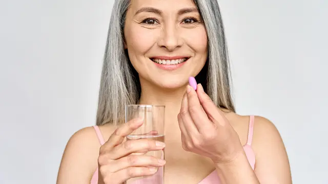 Ilustrasi Bunda Minum Multivitamin via Shutterstock.com