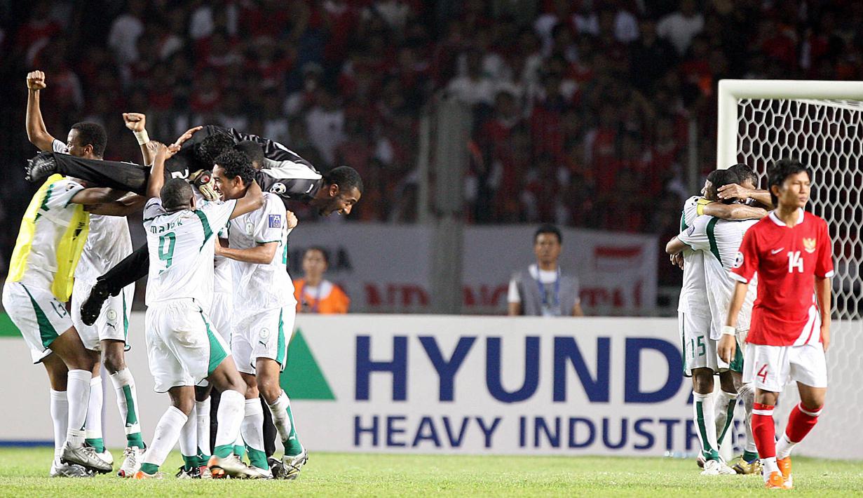 Ekspresi pemain Timnas Indonesia, Ismed Sofyan (kanan) setelah pemain Timnas Arab Saudi mencetak gol dalam pertandingan Grup D Piala Asia 2007 yang berlangsung di Stadion Utama Gelora Bung Karno, Jakarta, Sabtu (14/7/2007). (AFP/Adek Berry)