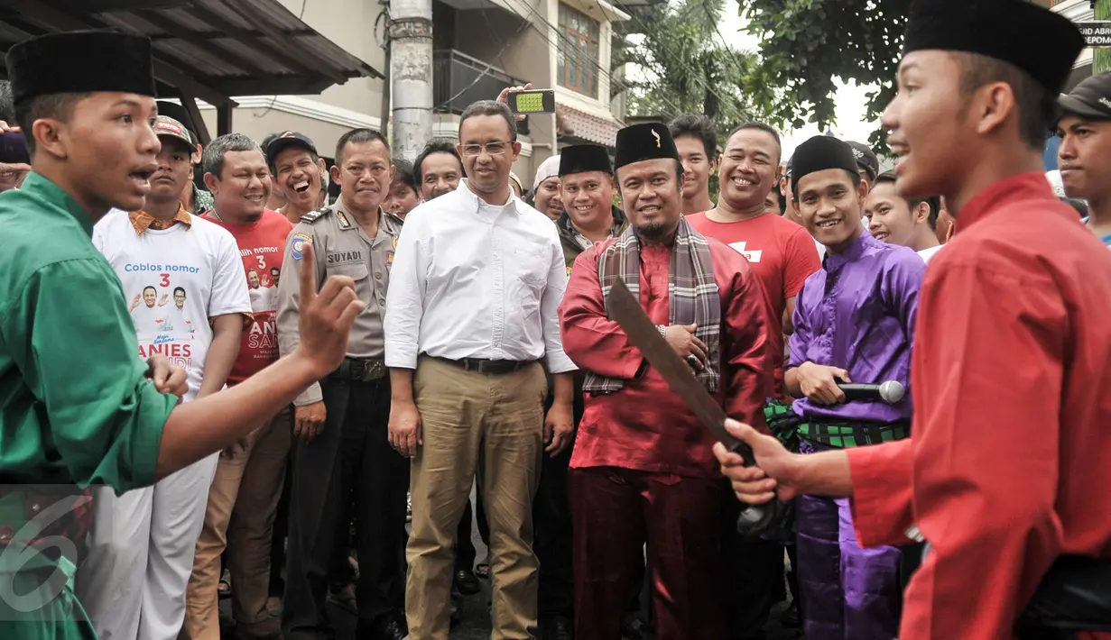 Cagub DKI Jakarta, Anies Baswedan disambut jawara palang pintu saat mengunjungi kawasan Menteng Dalam, Jakarta, Kamis (2/2). (Liputan6.com/Yoppy Renato)