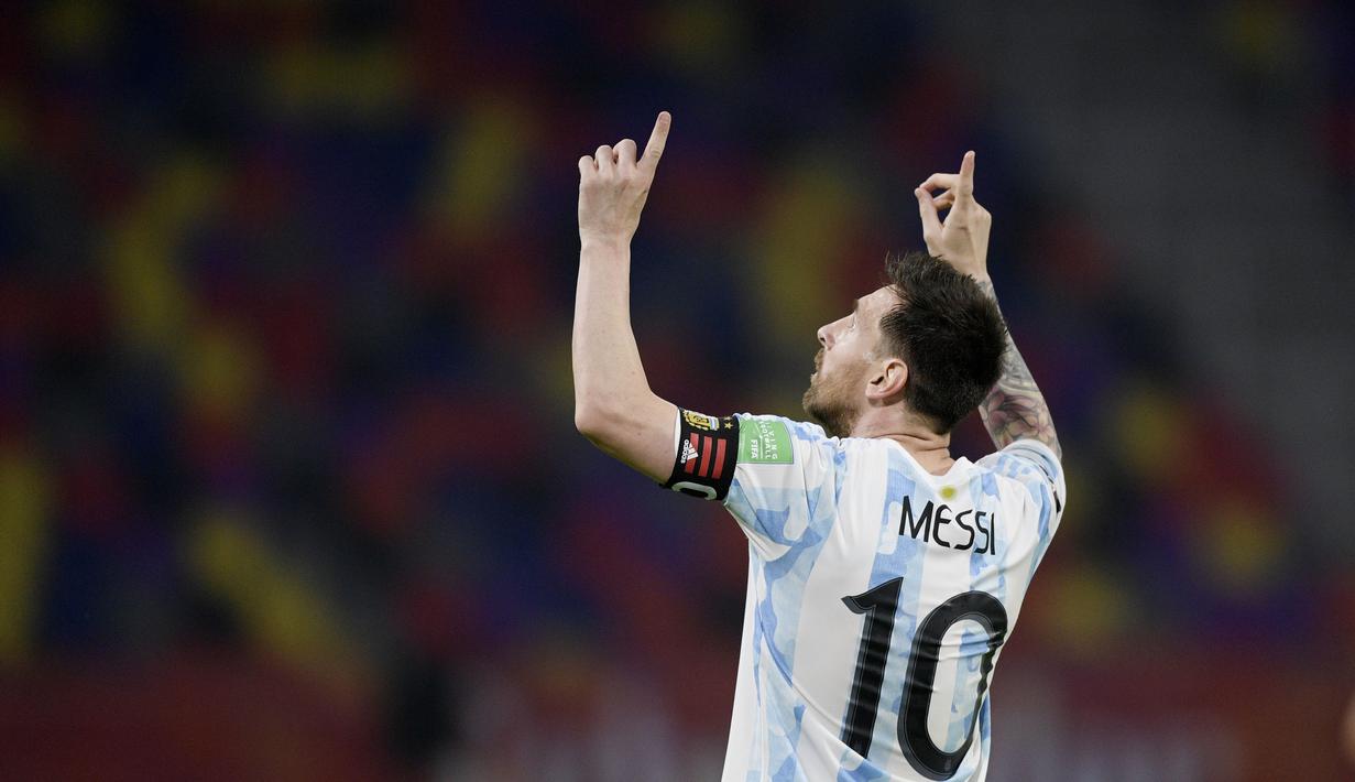 Striker Argentina, Lionel Messi, melakukan selebrasi usai mencetak gol ke gawang Chili pada Kualifikasi Piala Dunia 2022 Zona Amerika Selatan di Stadion Santiago del Estero, Jumat (4/6/2021). Kedua tim bermain imbang 1-1. (Juan Mabromata, Pool via AP)
