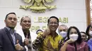 Menteri Pemberdayaan Perempuan dan Perlindungan Anak I Gusti Ayu Bintang Darmawati (kanan) dan Ketua Baleg DPR RI Supratman Andi Agtas (kedua kanan) saat penandatanganan dokumen dalam rapat pembahasan RUU TPKS di Gedung Nusantara I, Jakarta, Rabu (6/4/2022). (Liputan6.com/Angga Yuniar)
