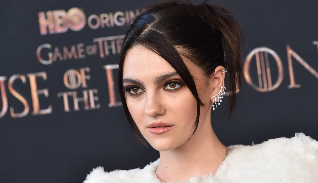 Aktris Inggris Emily Carey menghadiri pemutaran perdana serial drama asli HBO 'House of the Dragon' di Academy Museum of Motion Pictures, Los Angeles, Amerika Serikat, 27 Juli 2022. Serial ini mengambil setting 200 tahun sebelum peristiwa Game of Thrones. (Chris Delmas/AFP)