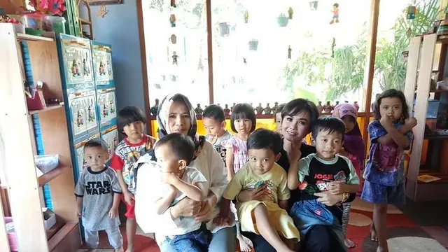 Yuni Shara bersama murid-murid sekolahnya. (Foto: Instagram/cahayapermataabdi)