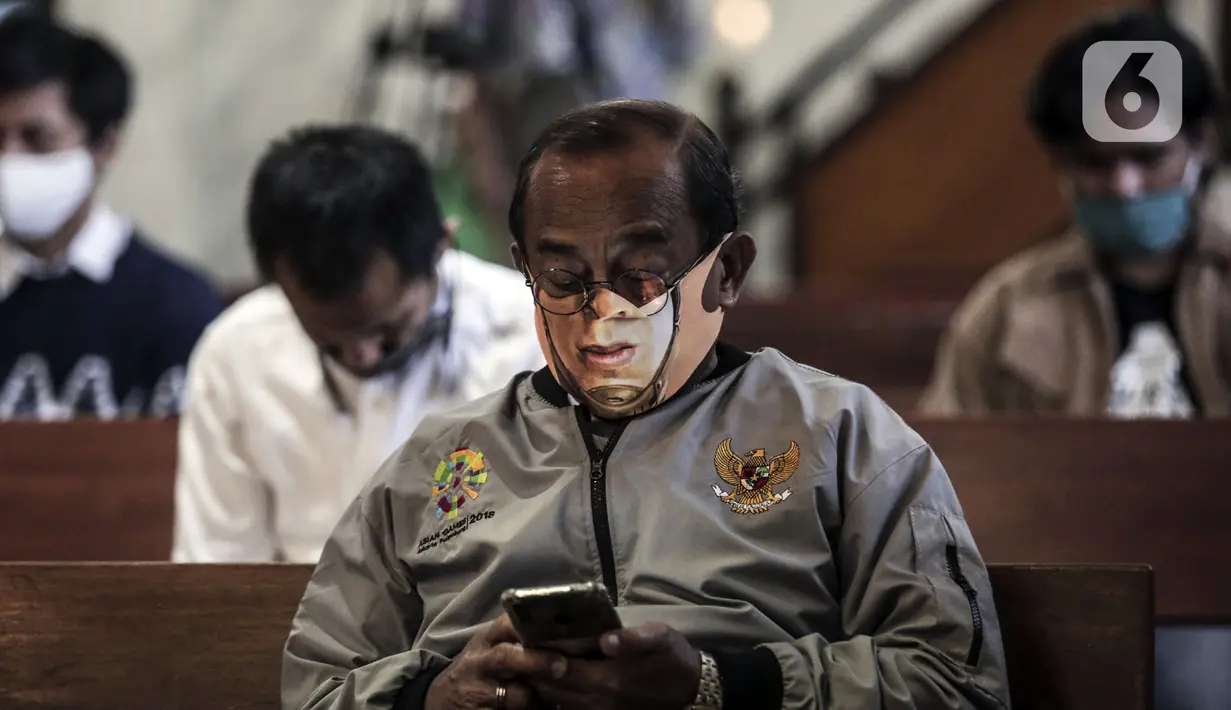 Suasana misa di Gereja Protestan Indonesia Bagian Barat (GPIB) Effatha, Jakarta, Minggu (5/7/2020). GPIB Effatha membatasi jumlah jemaat menjadi 30 persen serta mewajibkan mencuci tangan, menggunakan masker, dan jaga jarak aman. (Liputan6.com/Johan Tallo)