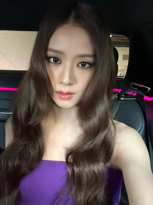 Beda Gaya Jisoo dan Rose BLACKPINK di Paris Fashion Week 2023