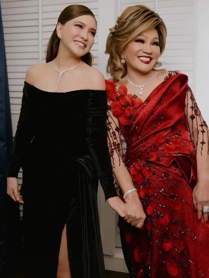 Gaya Glamor Shandy Aulia Rayakan Ulang Tahun Sang Ibu, Pakai Gaun Hitam Velvet dan Bertabur Aksesori Berlian