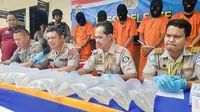 Direktur Polisi Air Polda Riau memperlihatkan barang bukti penyelundupan baby lobster dan lima tersangka. (Liputan6.com/M Syukur)