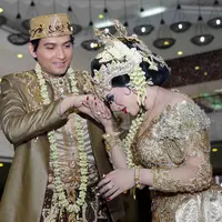 Artis yang kini menjadi Anggota DPR, Lucky Hakim resmi melepas masa duda. Lucky resmi mempersunting penyanyi Tiara Dewi alias Syahrini KW. Lucky dengan cara unik menuju tempat pernikahannya. (Deki Prayoga/Bintang.com)