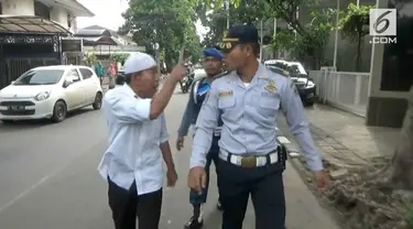 Sopir dan petugas Dishub terlibat cekcok yang cukup panjang saat mobil yang akan diderek ditolak oleh sang pengemudi.