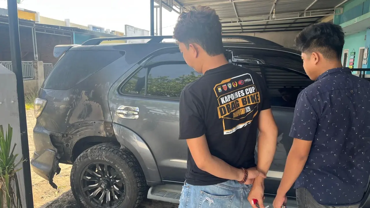 Kondisi mobil Toyota Fortuner milik kader partai Demokrat yang diduga dibakar oleh Politikus PAN.