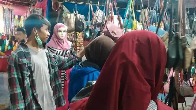 6 Potret Lucu Orang Liburan di Pasar Malam Ini Bikin Geleng Kepala