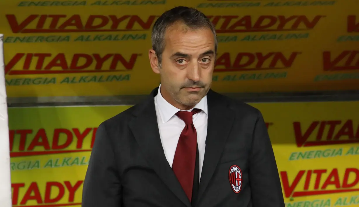 Pelatih AC Milan, Marco Giampaolo bersiap melihat para pemainnya bertanding melawan Hellas Verona pada pekan ketiga Liga Italia di Stadio Marc'Antonio Bentegodi (15/9/2019). AC Milan menang tipis atas Hellas Verona 1-0. (Simone Venezia/ANSA via AP)