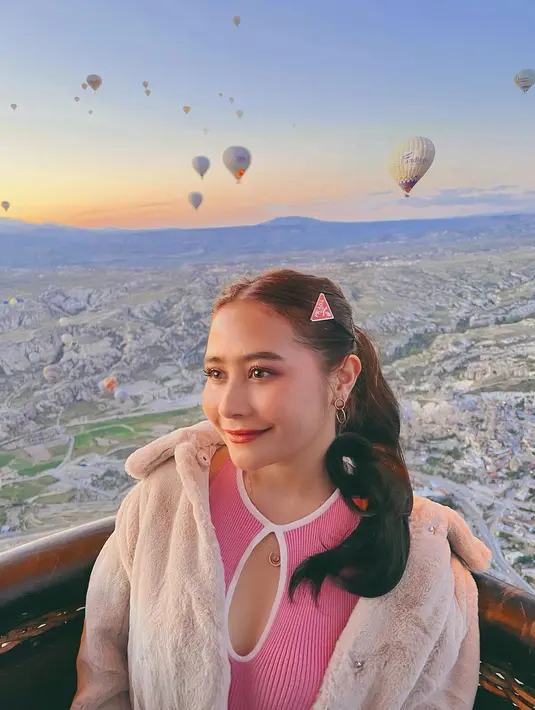 Wilayah yang sempat viral lewat serial Layangan Putus itu menjadi salah satu destinasi yang kunjungi Prilly Latuconsina saat di Turki. Ia pun menikmati Cappadocia dari ketinggian dengan menaiki balon udara yang juga menjadi wisata ikonik. (instagram/prillylatuconsina96)