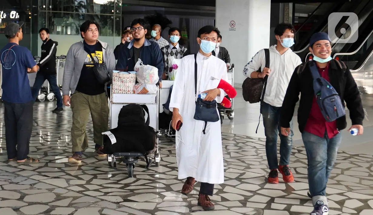 Sejumlah warga negara Indonesia (WNI) dari Sudan tiba di Bandara Soekarno Hatta, Jumat (28/4/2023). (Liputan6.com/Herman Zakharia)