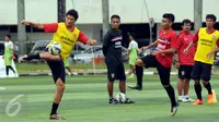 Gelandang Bali United, Lucas Garcia Benetao (kiri) berusaha mengontrol bola saat latihan di Lapangan Pertamina, Jakarta, Rabu (6/4/2016). Kandas di Piala Bhayangkara 2016, Bali United bersiap mengikuti Trofeo Persija. (Liputan6.com/Helmi Fithriansyah)