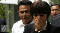 Hadapi Perceraian, Julia Perez Ziarah Ke Makam Ayahnya