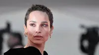 Zoe Kravitz miliki sebuah band yang bernama Lolawolf. Dirinya sendiri menganggap bahwa akting adalah pekerjaan dan Lolawolf adalah hobinya. (TIZIANA FABI / AFP)