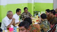 Jokowi makan malam di Kalimantan Utara. (Intan Umbari P/Merdeka.com).