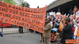 Citizen6, London: Umat muslim dari berbagai organisasi di London melakukan Long march damai sebagai bentuk solidaritas untuk umat muslim yang menentang Tirani Kekuasaan di Timur Tengah. (Pengirim: Apriyanto Hardi).