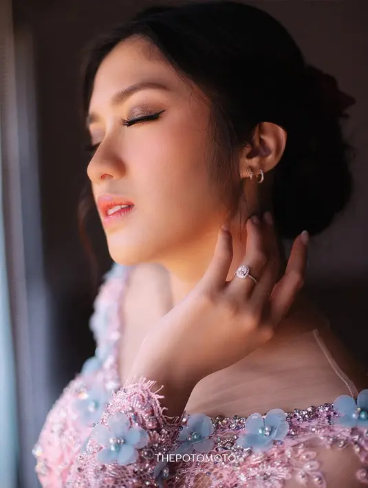 Setelah siraman, Ochi kembali mengenakan kebaya yang sama, kali ini dipadukan dengan bustier pink senada. [@thepotomoto].