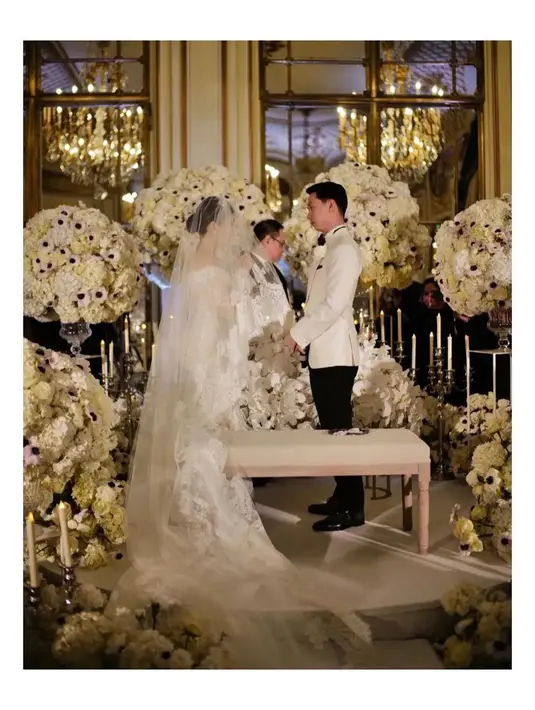 Pernikahan di gelar secara intim dengan tamu terbatas. Hanya keluarga kedua mempelai dan beberapa teman dekat yang menyaksikan. [Instagram/diah_kss]