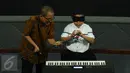 Jefri Setiawan saat bersiap menyanyikan lagu dan memainkan keyboard di Auditorium  Kemenpora, Jakarta, Kamis (14/11). 50 lagu nasional dan internasional akan dimainkan Jefri dalam  waktu selama 5 jam dengan mata tertutup. (Liputan6.com/Helmi Fithriansyah)