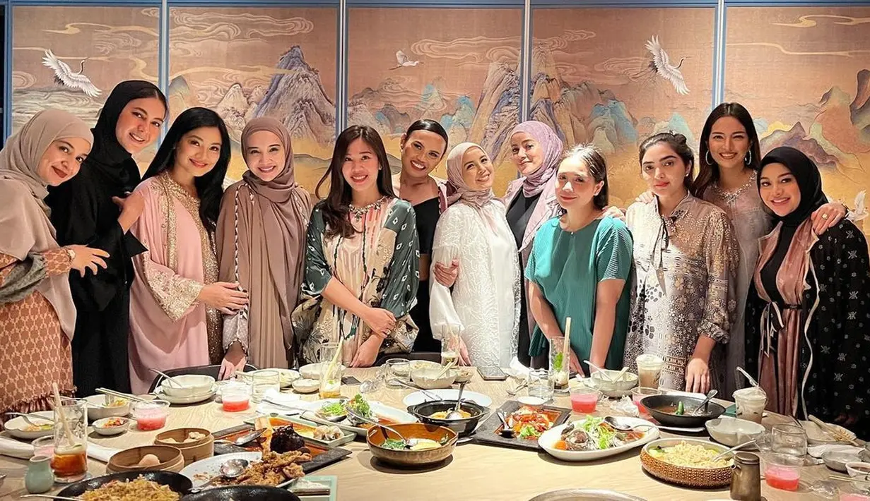 Geng Cendol kembali curi perhatian saat menggelar buka puasa bersama. Setiap member kompak dengan wajah polos nyaris tanpa makeup. [@paulaverhoeven]