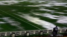 Seorang kamerawan berdiri di pinggir lapangan Stadion Monumental, Buenos Aires, Argentina, yang banjir karena guyuran hujan deras sebelum laga Kualifikasi Piala Dunia 2018 antara Argentina melawan Brasil. Jumat (13/11/2015) WIB. (Reuters/Marcos Brindicci)
