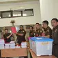 Tim penyidik Kejari Bengkulu melakukan pelimpahan berkas perkara kasus korupsi dana bansos kepada ketua Pengadilan Negeri Kota Bengkulu (Liputan6.com/Yuliardi Hardjo) 