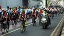 Peserta mengikuti Fun Bike dalam rangka menyambut HUT ke-69 Bank Tabungan Negara (BTN) di Jakarta, Sabtu (9/2). Peserta terdiri dari pegawai BTN, mitra kerja dan komunitas sepeda menempuh jarah 69 KM mengelilingi kota Jakarta. (Liputan6.com/Johan Tallo)